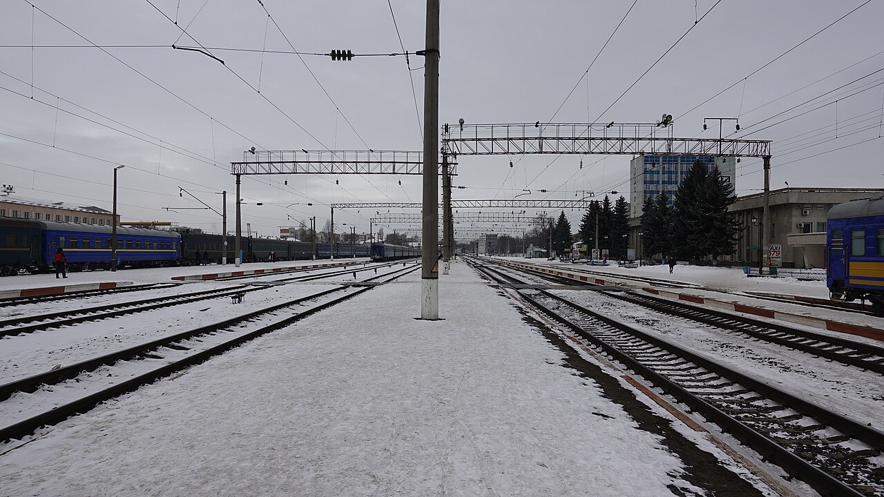Залізничний вокзал Хмельницького. Фото: Alexey M., CC BY-SA 4.0, Wikimedia Commons
